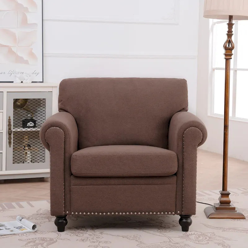 Sillón tapizado color café con brazos enrollados y tachuelas decorativas