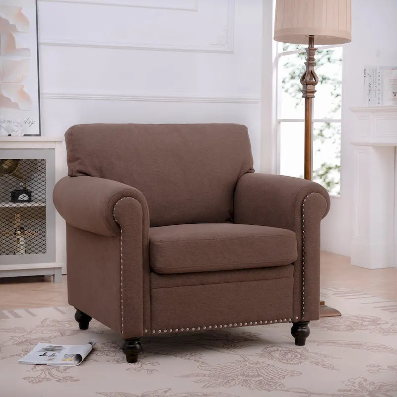 Sillón tapizado color café con brazos enrollados y tachuelas decorativas