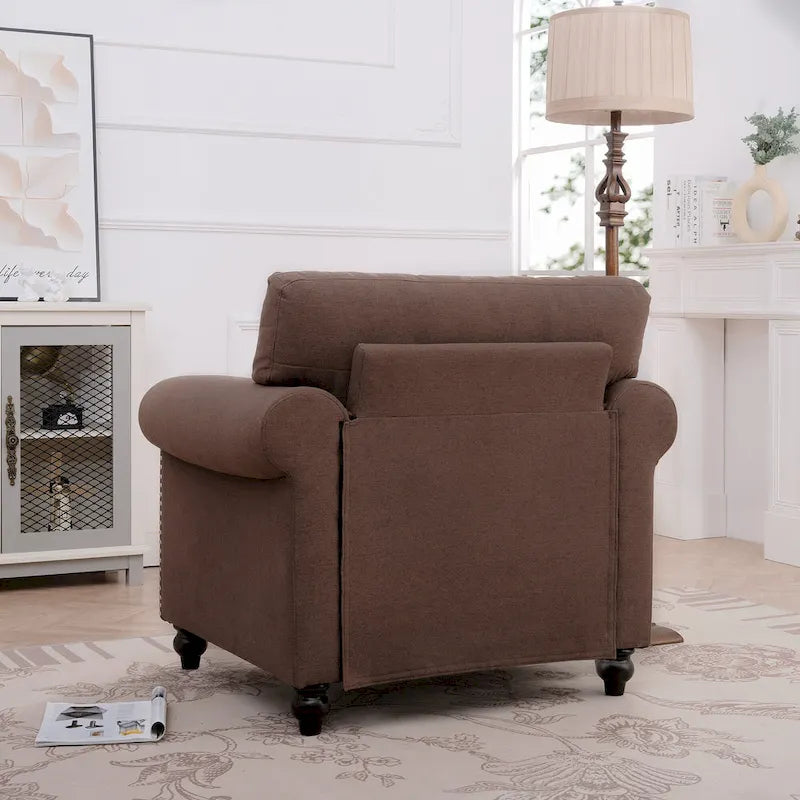 Sillón tapizado color café con brazos enrollados y tachuelas decorativas