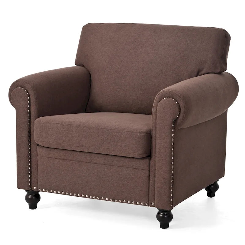 Sillón tapizado color café con brazos enrollados y tachuelas decorativas