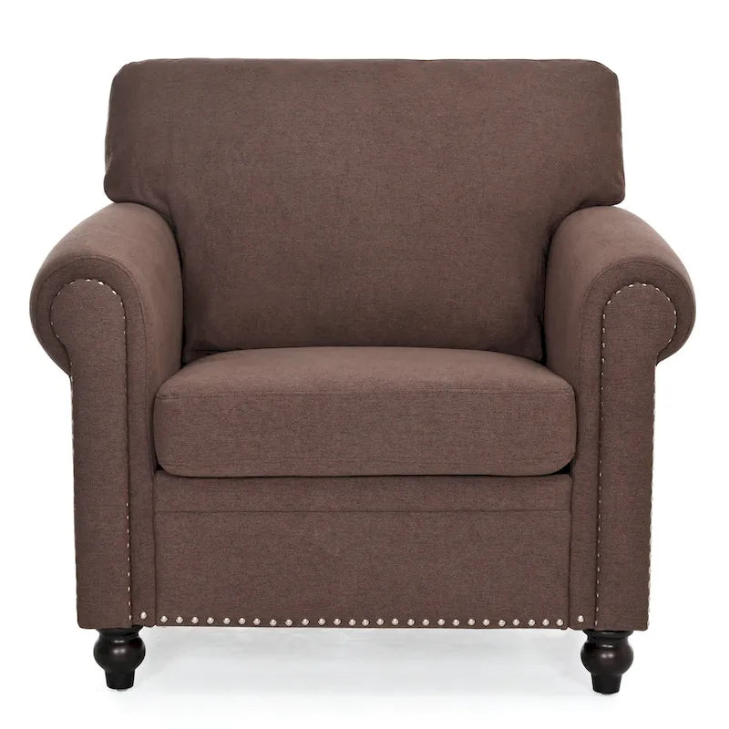 Sillón tapizado color café con brazos enrollados y tachuelas decorativas
