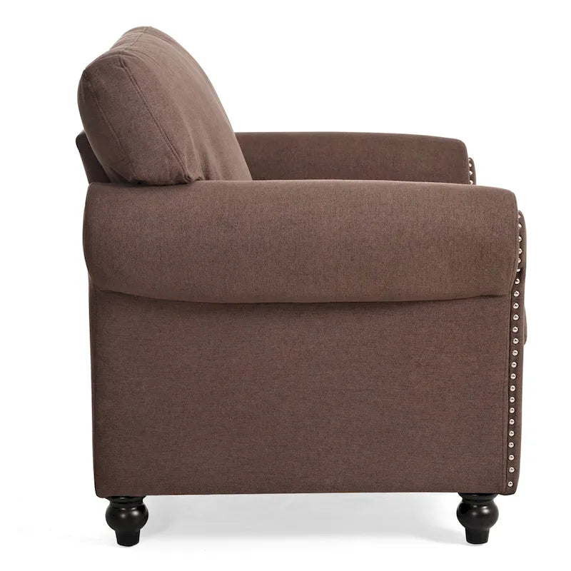 Sillón tapizado color café con brazos enrollados y tachuelas decorativas
