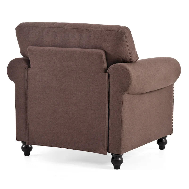 Sillón tapizado color café con brazos enrollados y tachuelas decorativas