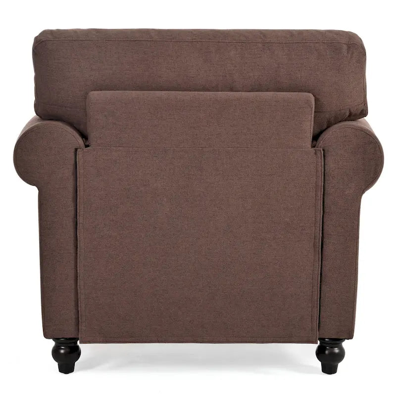 Sillón tapizado color café con brazos enrollados y tachuelas decorativas