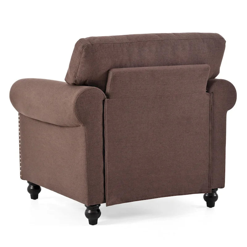 Sillón tapizado color café con brazos enrollados y tachuelas decorativas