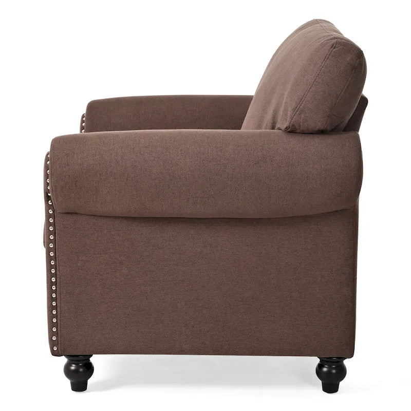 Sillón tapizado color café con brazos enrollados y tachuelas decorativas
