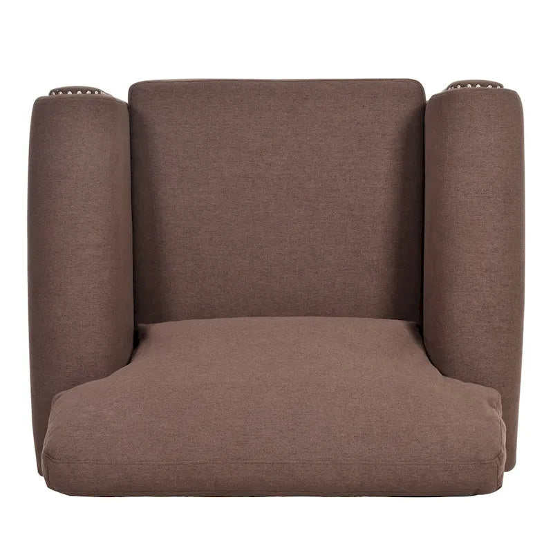Sillón tapizado color café con brazos enrollados y tachuelas decorativas