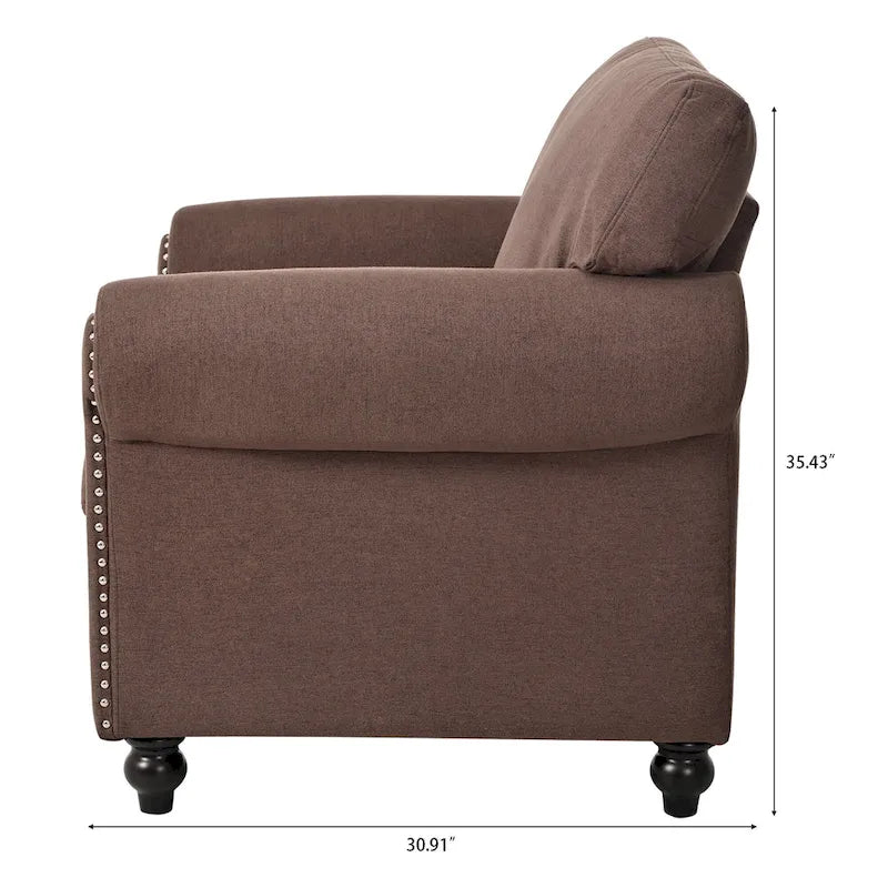Sillón tapizado color café con brazos enrollados y tachuelas decorativas