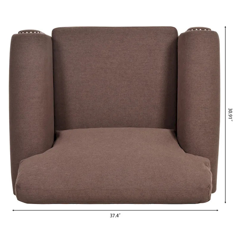 Sillón tapizado color café con brazos enrollados y tachuelas decorativas