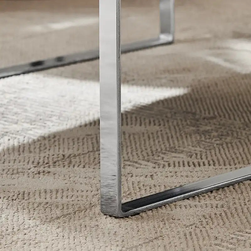 Sillón tapizado en PU con estructura de acero