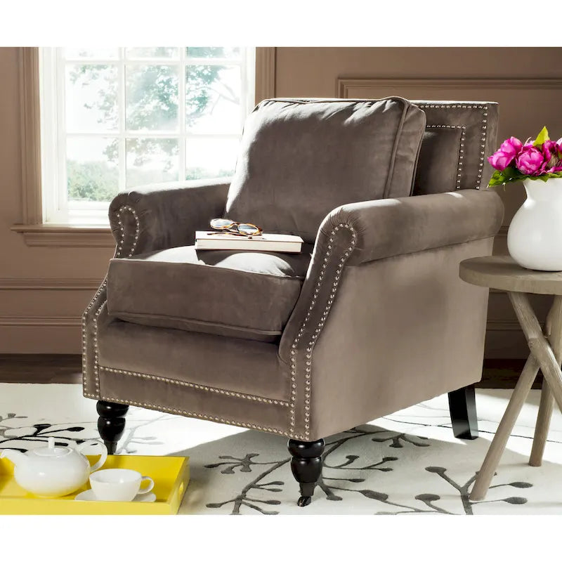 Sillón club clásico con reposabrazos enrollados y tachuelas
