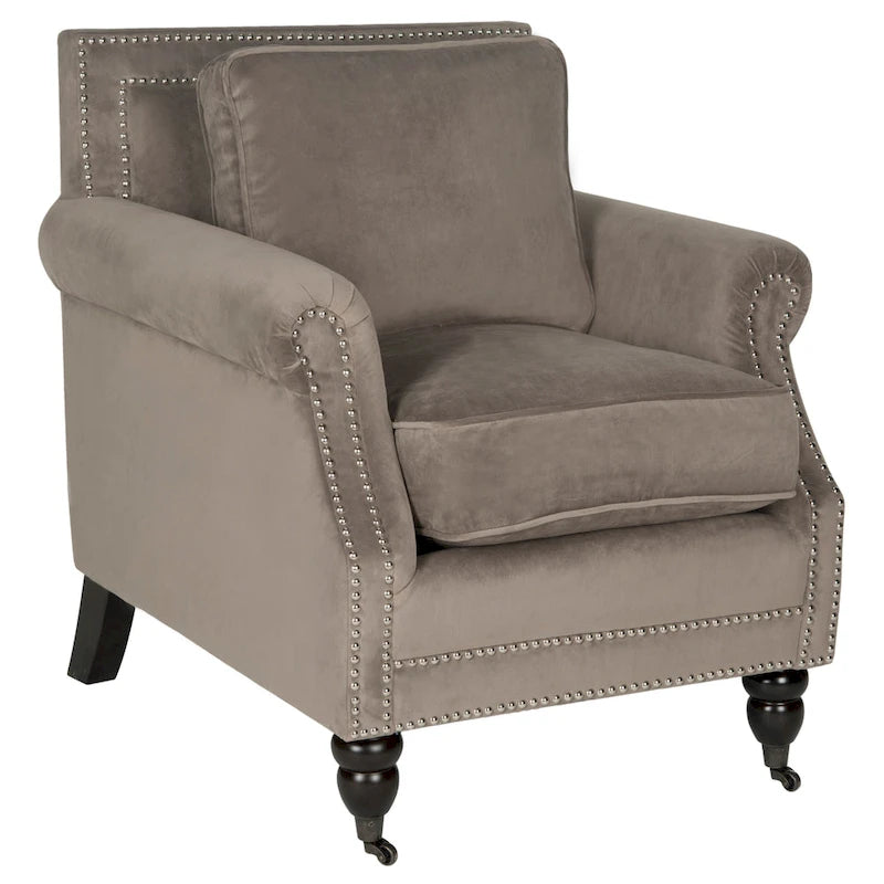 Sillón club clásico con reposabrazos enrollados y tachuelas