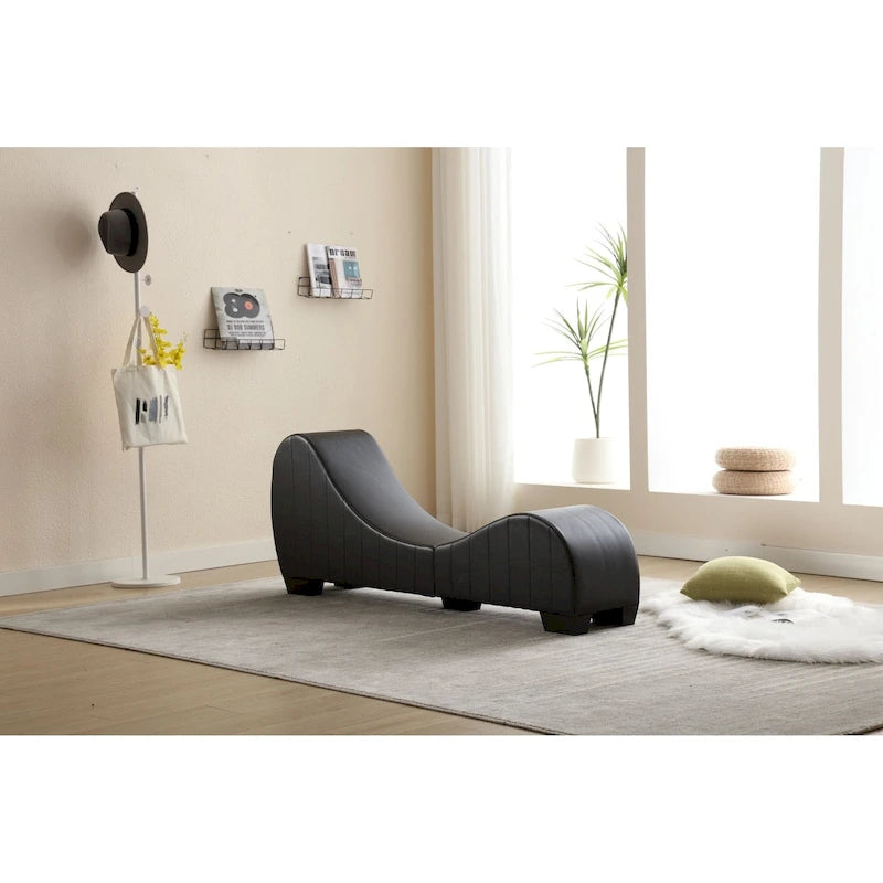 Chaise longue de yoga con tapicería de cuero sintético — Sofá curvo para estirar y relajarse
