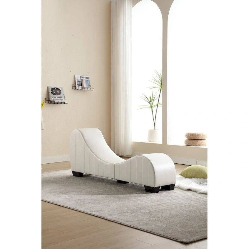 Chaise longue de yoga con tapicería de cuero sintético — Sofá curvo para estirar y relajarse