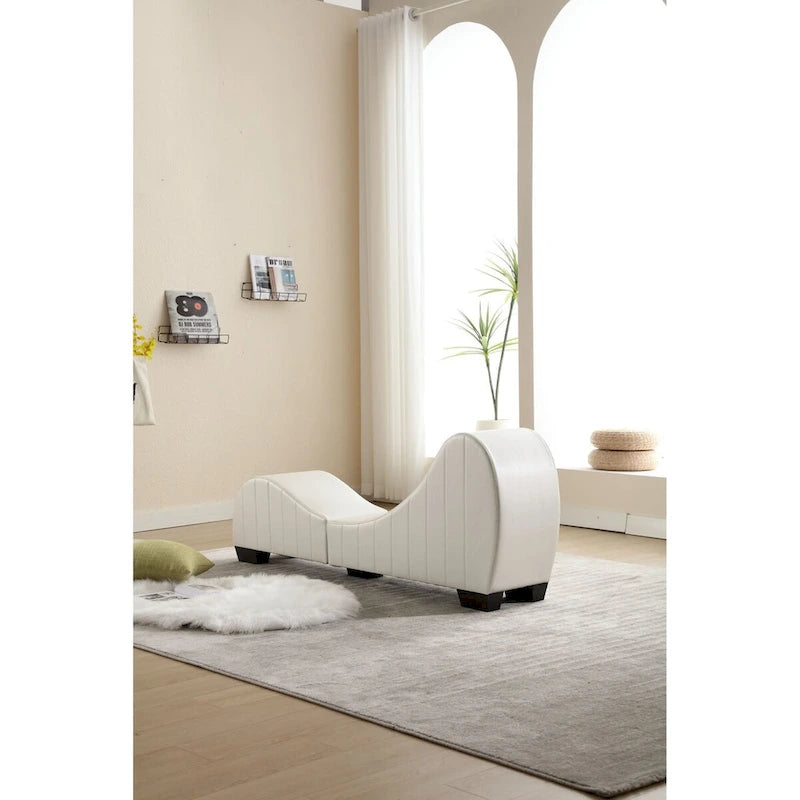 Chaise longue de yoga con tapicería de cuero sintético — Sofá curvo para estirar y relajarse