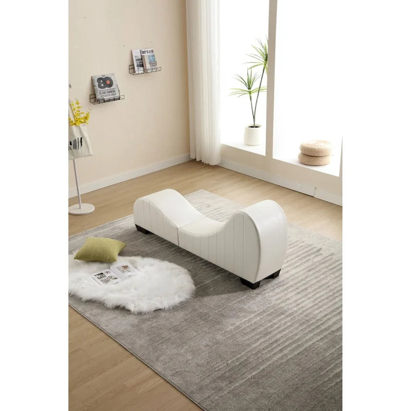Chaise longue de yoga con tapicería de cuero sintético — Sofá curvo para estirar y relajarse
