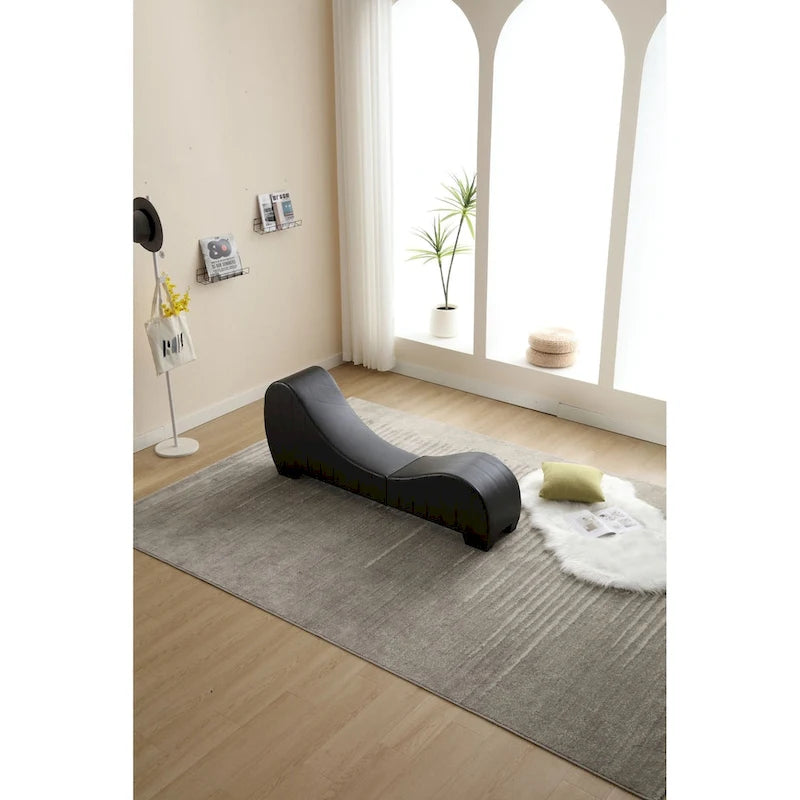 Chaise longue de yoga con tapicería de cuero sintético — Sofá curvo para estirar y relajarse