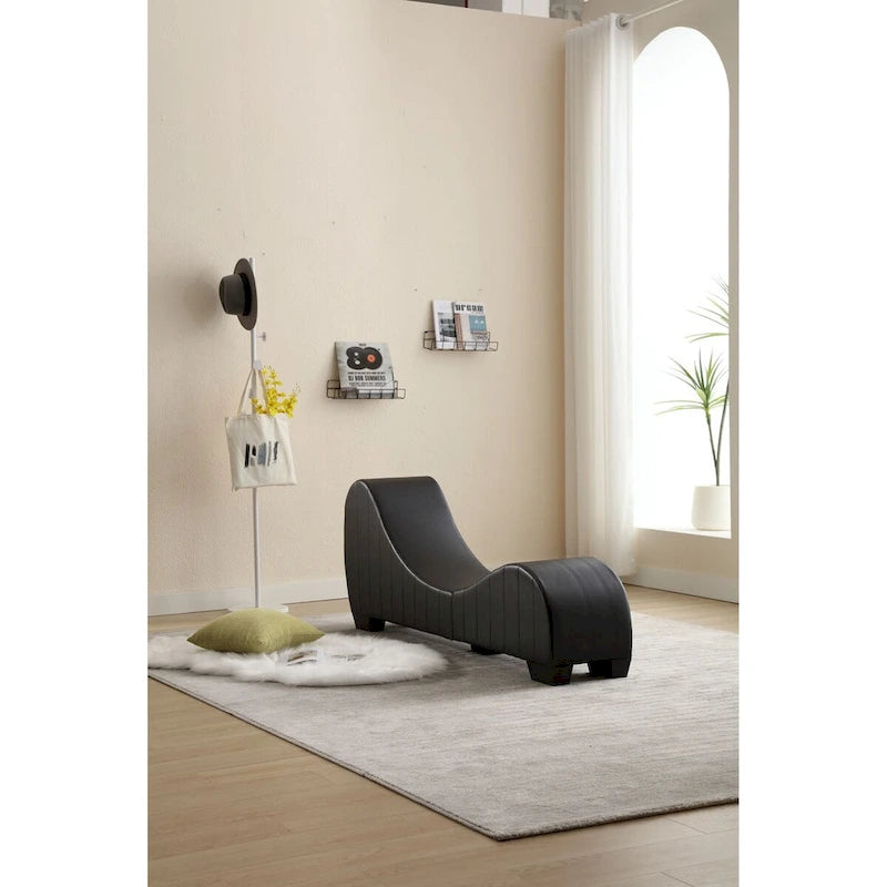 Chaise longue de yoga con tapicería de cuero sintético — Sofá curvo para estirar y relajarse