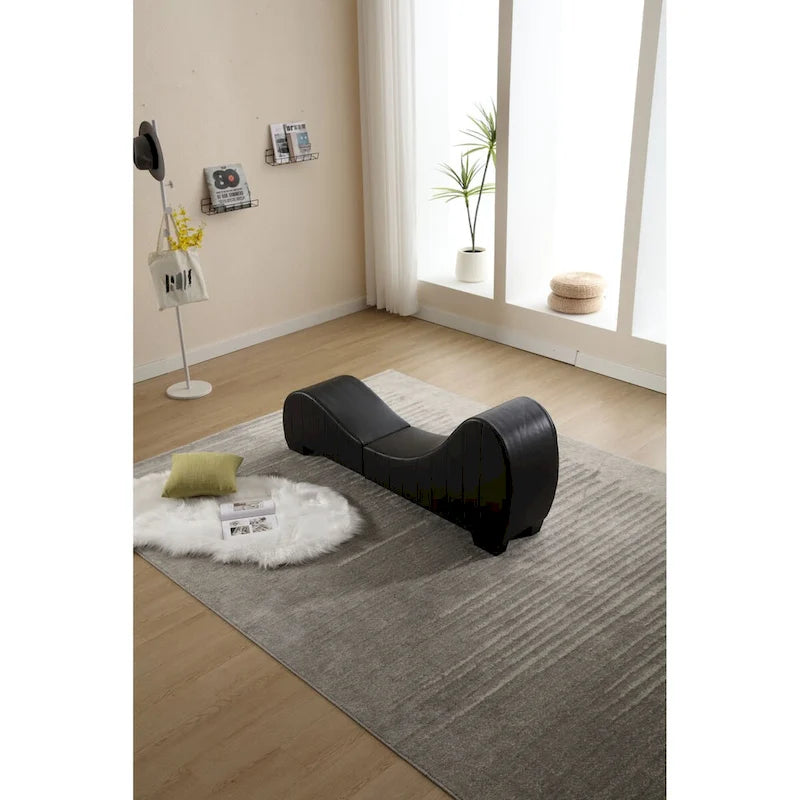 Chaise longue de yoga con tapicería de cuero sintético — Sofá curvo para estirar y relajarse