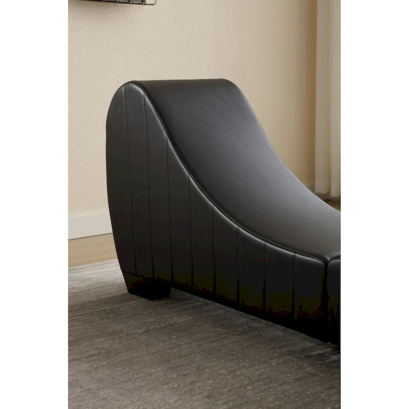 Chaise longue de yoga con tapicería de cuero sintético — Sofá curvo para estirar y relajarse