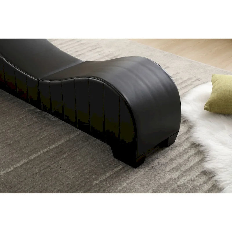 Chaise longue de yoga con tapicería de cuero sintético — Sofá curvo para estirar y relajarse